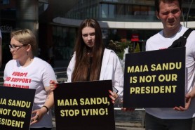 Protestele continuă, de data aceasta – în fața hotelurilor unde sunt cazate delegațiile europene și jurnaliști străini: „Împotriva dictaturii instituite de Maia Sandu”
